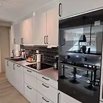 Stylish 3-bedroom With Modern Amenities Near Center