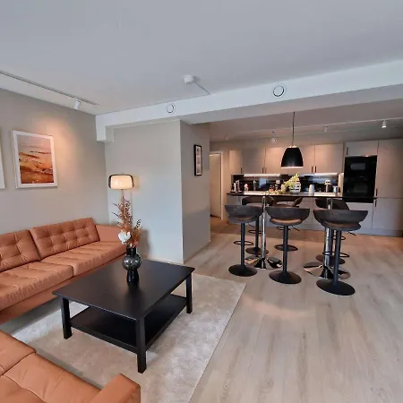 Stylish 3-bedroom With Modern Amenities Near Center *