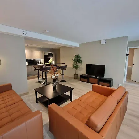 Stylish 3-bedroom With Modern Amenities Near Center Lejlighed *