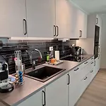 Stylish 3-bedroom With Modern Amenities Near Center