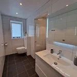 Stylish 3-bedroom With Modern Amenities Near Center
