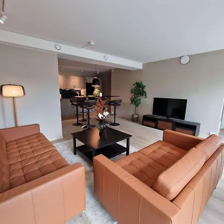 Stylish 3-bedroom With Modern Amenities Near Center *